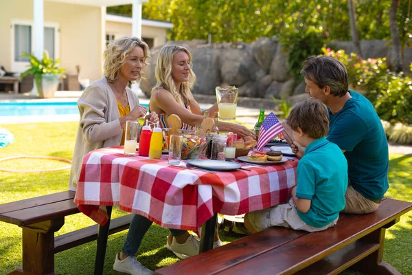 Família Caucasiana Almoçando Enquanto Sentam Juntos Mesa Jardim Conceito Família — Fotografia de Stock