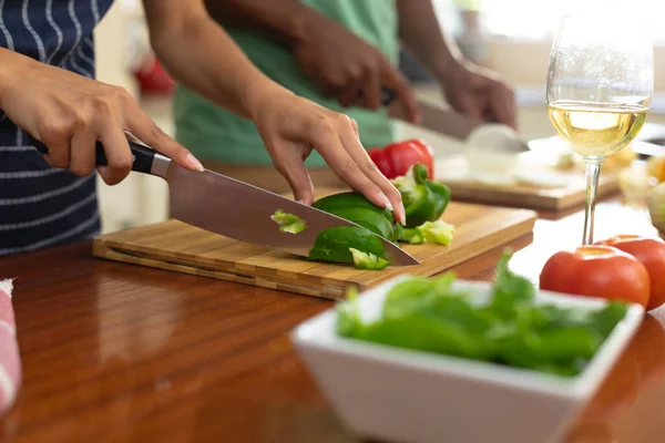 Midsection Femme Coupant Poivron Dans Cuisine Maison Personnes Concept Cuisine — Photo