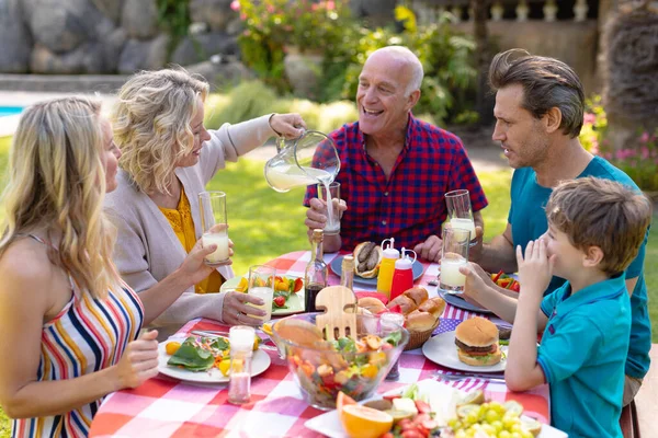 Alegre Família Caucasiana Três Gerações Desfrutando Almoço Mesa Jardim Conceito — Fotografia de Stock