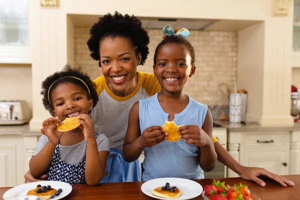 Portret Van Afrikaanse Amerikaanse Moeder Haar Twee Dochters Die Thuis — Stockfoto