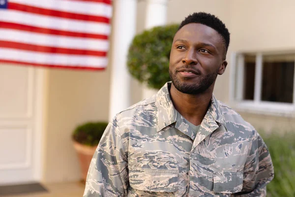 Nachdenklicher Afrikanisch Amerikanischer Armeeangehöriger Der Vor Einem Haus Mit Amerikanischer — Stockfoto
