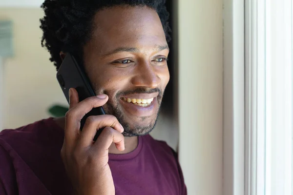 Lächelnder Junger Afrikanisch Amerikanischer Mann Der Hause Mit Dem Handy — Stockfoto