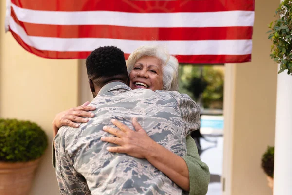 Šťastná Starší Afroameričanka Objímající Syna Když Vrátil Domů Rodina Spřízněnost — Stock fotografie