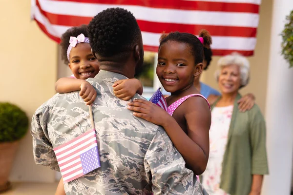 Retrato Hermanas Afroamericanas Sonrientes Abrazando Padre Regreso Con Familia Entrada — Foto de Stock