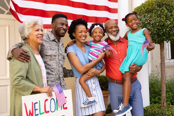 Χαρούμενος Αφροαμερικάνος Στρατιωτικός Οικογένεια Στην Είσοδο Του Σπιτιού Δέσιμο Και — Φωτογραφία Αρχείου