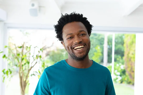 Porträt Eines Jungen Afrikanisch Amerikanischen Mannes Der Hause Lächelt Menschen — Stockfoto