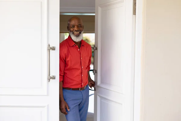 家の前に立っていると 髭を生やしたアフリカ系アメリカ人の老人の肖像画が笑っていた 人々や家庭の概念を変えずに — ストック写真