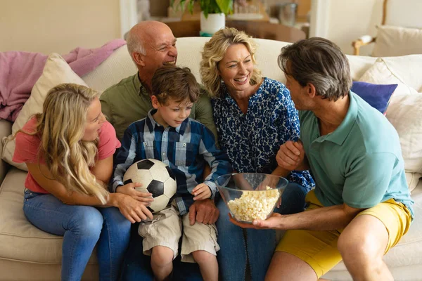 Beyaz Bir Aile Evdeki Kanepede Birlikte Televizyon Izliyor Aile Eğlence — Stok fotoğraf
