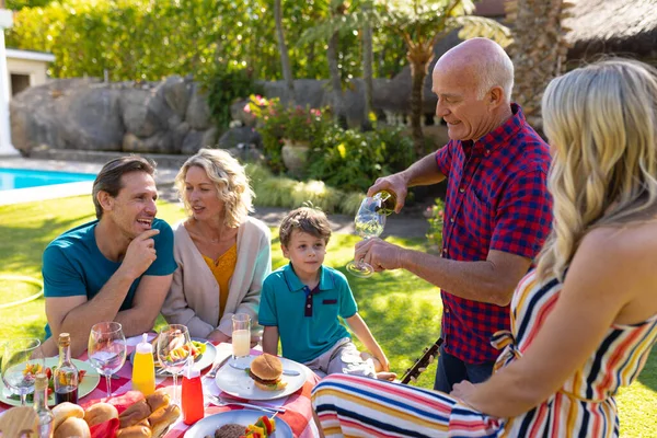 Blanke Drie Generatie Familie Genieten Van Lunch Tuin Familie Saamhorigheid — Stockfoto