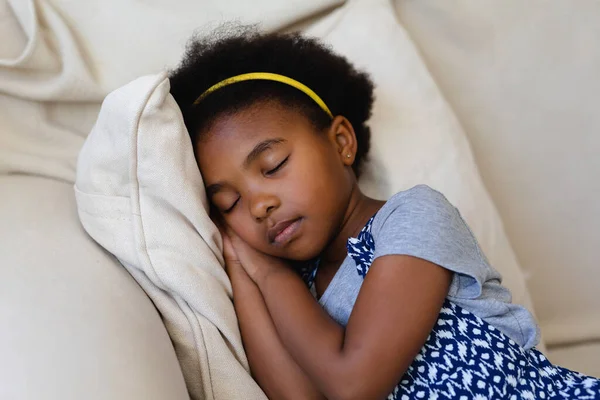 Linda Menina Afro Americana Dormindo Sofá Casa Conceito Pessoas Emoções — Fotografia de Stock