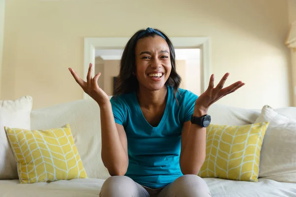 Счастливая Молодая Африканская Американка Жестикулирует Видео Звонке Сидя Дома Диване — стоковое фото