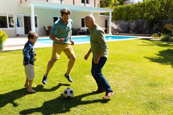 Abuelo Caucásico Padre Hijo Jugando Fútbol Juntos Jardín Concepto Familia —  Fotos de Stock