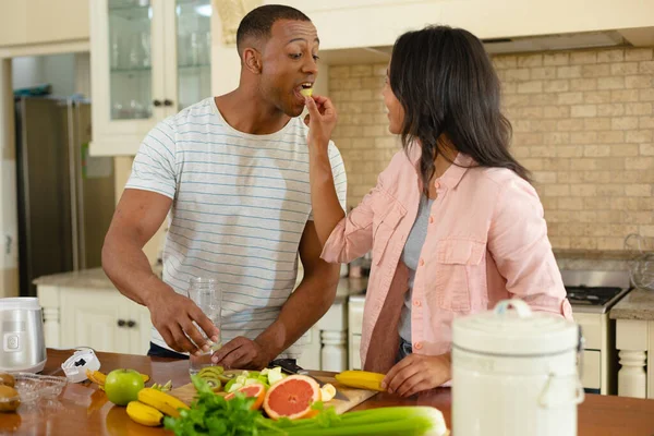 Jovem Afro Americana Alimentando Namorado Enquanto Cozinhavam Juntos Cozinha Casa — Fotografia de Stock