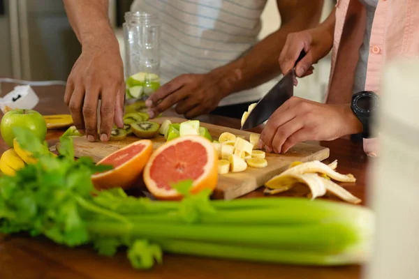 Sección Media Pareja Que Corta Frutas Frescas Bordo Cocina Personas —  Fotos de Stock