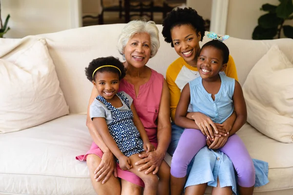 Retrato Sonriente Abuela Afroamericana Madre Dos Nietas Sentadas Sofá Concepto —  Fotos de Stock