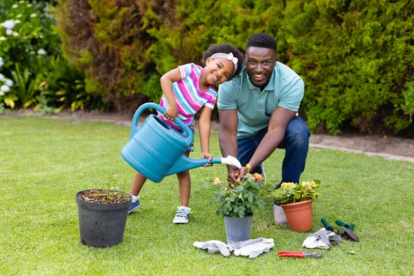 Portrait Fille Afro Américaine Souriante Arrosant Des Plantes Par Père — Photo