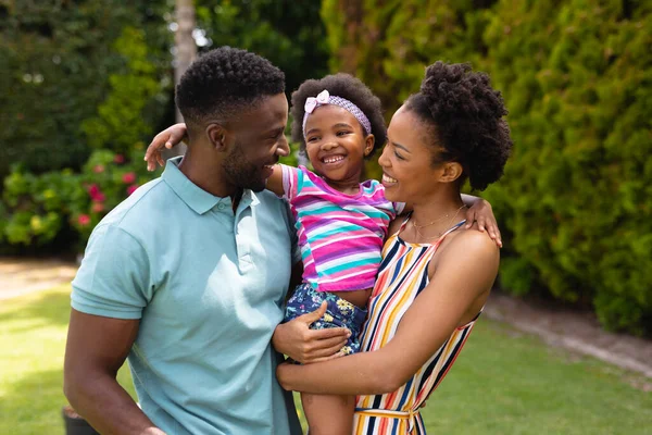 Heureux Parents Afro Américains Portant Fille Mignonne Tout Tenant Jardin — Photo