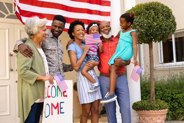 入り口ではアフリカ系アメリカ人の家族が軍人の帰還を楽しんでいた 友情と愛国心は変わらず ロイヤリティフリーのストック画像