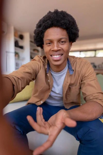 Portrait Jeune Homme Afro Américain Souriant Gesticulant Lors Appel Vidéo — Photo