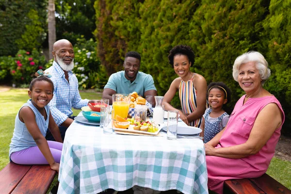 Ritratto Famiglia Multirazziale Sorridente Seduta Tavola Colazione Cortile Inalterato Famiglia — Foto Stock