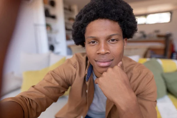 Retrato Joven Afroamericano Con Mano Barbilla Sentado Sofá Casa Inalterado —  Fotos de Stock