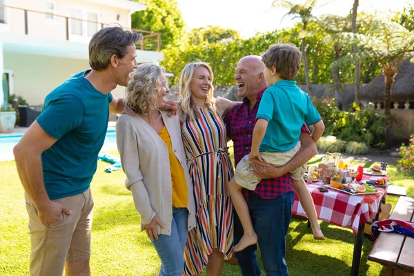 Vrolijke Blanke Familie Die Lacht Terwijl Met Hun Arm Achtertuin — Stockfoto