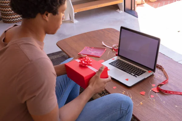Jovem Afro Americano Mostrando Presente Dos Namorados Durante Videochamada Laptop — Fotografia de Stock