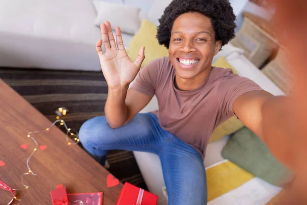 Retrato Joven Afroamericano Alegre Saludando Una Videollamada Mientras Está Sentado — Foto de Stock