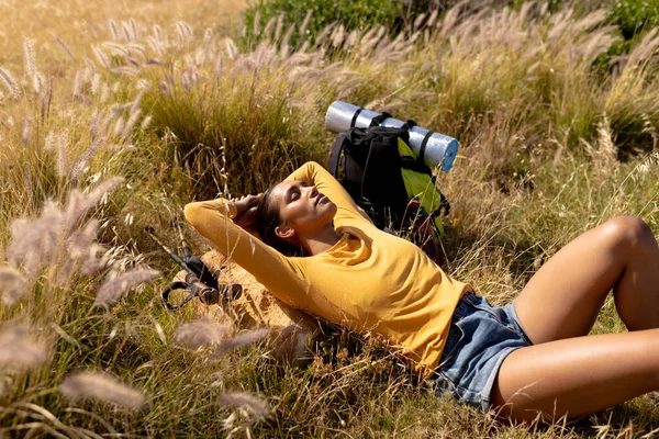 Zrelaksowana Birasowa Kobieta Leżąca Zamkniętymi Oczami Łące Słoneczny Dzień Zdrowa — Zdjęcie stockowe