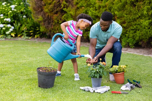 Chica Afroamericana Padre Adulto Medio Con Regadera Puede Jardinería Patio — Foto de Stock