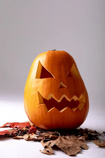 Kompozycja Halloween Jack Latarni Liści Miejsca Kopiowania Szarym Tle Horror — Zdjęcie stockowe