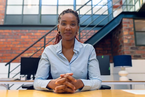 Πορτρέτο Της Σίγουρος Αφροαμερικανή Νεαρή Επιχειρηματίας Χέρια Κουμπωμένα Στο Γραφείο — Φωτογραφία Αρχείου