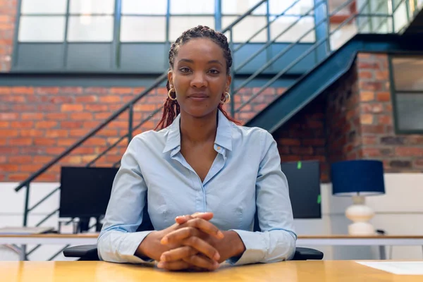 Portrait Confident African American Young Businesswoman Hands Clasped Desk Office — Stock Photo, Image