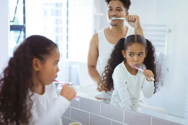 Spiegelbild Multiethnischer Vater Und Tochter Beim Gemeinsamen Zähneputzen Badezimmer Unverändert — Stockfoto