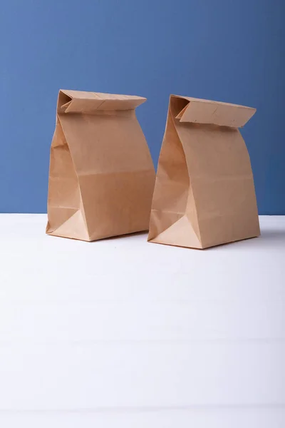 Deux Sacs Lunch Papier Sur Surface Blanche Avec Espace Copie — Photo