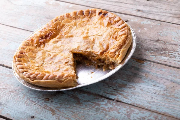 Close Van Gebakken Gesneden Gevulde Taart Plaat Houten Tafel Ongewijzigd — Stockfoto