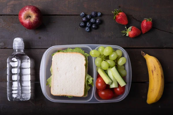 在木制桌子上的水壶旁的饭盒中俯瞰健康食品 复制空间 健康及健康饮食概念 — 图库照片