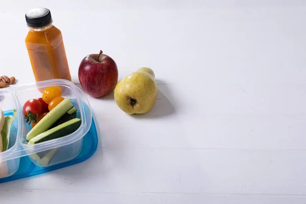 Fruit Sapfles Lunchbox Met Kopieerruimte Grijze Achtergrond Lunch Voedselconcept — Stockfoto