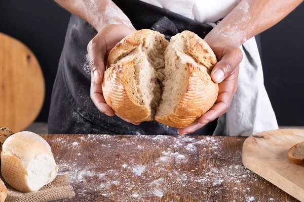 Zbliżenie Środkowej Części Afrykańskiego Piekarza Amerykańskiego Łamanie Pieczonego Chleba Nad — Zdjęcie stockowe