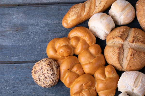 Nahaufnahme Verschiedener Brotsorten Mit Kopierraum Auf Blauer Holzoberfläche Lebensmittel Bäcker — Stockfoto
