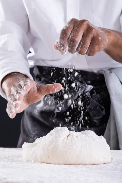 Middelsectie Van Afro Amerikaanse Mannelijke Bakker Sprenkelen Bloem Deeg Tijdens — Stockfoto