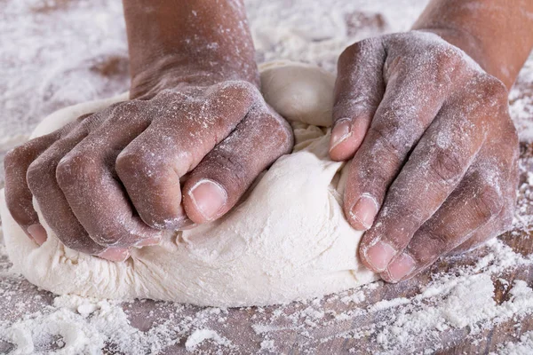 Großaufnahme Von Hand Kneten Mehlteig Mit Kopierraum Lebensmittel Bäcker Und — Stockfoto