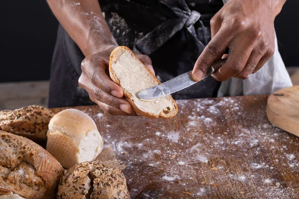 Parte Central Padeiro Afro Americano Aplicando Manteiga Fatias Pão Alimento — Fotografia de Stock