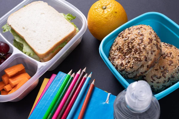 Gesundes Essen Und Tiffin Mit Schulbedarf Auf Schwarzem Hintergrund Kopierraum — Stockfoto