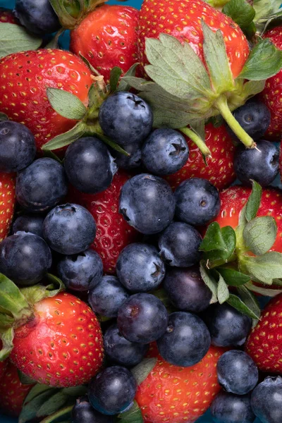全框新鲜草莓与蓝莓 复制空间 食物及健康饮食概念 — 图库照片
