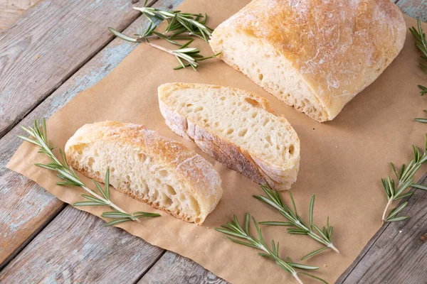 Hohe Ansicht Von Brot Mit Rosmarin Über Braunem Wachspapier Tisch — Stockfoto