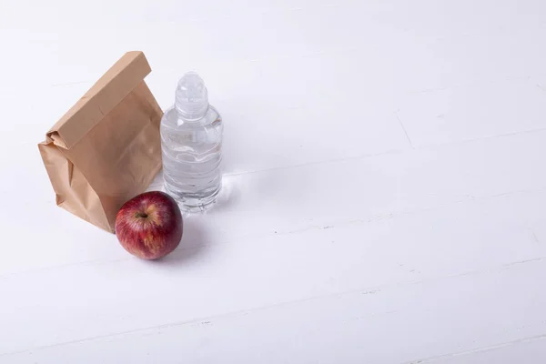 Hoge Hoek Uitzicht Papieren Lunchtas Met Appel Water Fles Witte — Stockfoto