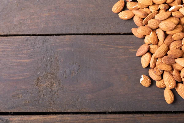 Close Van Gezonde Amandelen Houten Tafel Met Lege Ruimte Ongewijzigd — Stockfoto