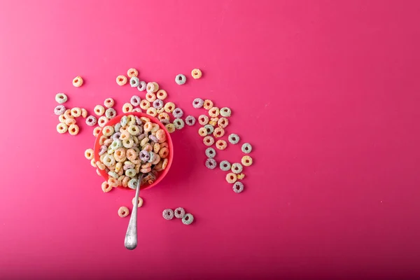 Direct Boven Schot Kom Vol Met Ringvormige Ontbijtgranen Roze Achtergrond — Stockfoto