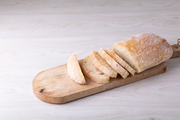 Primer Plano Alto Ángulo Pan Rebanado Tabla Servir Madera Mesa — Foto de Stock